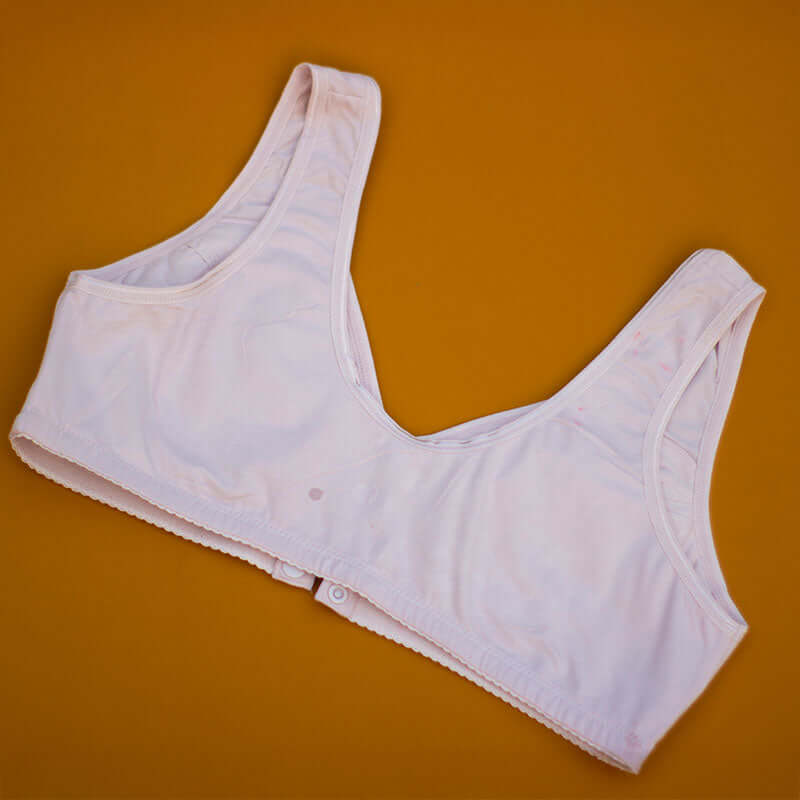 Wide strap front open nursing bra in soft cotton-lycra, featuring a 3-button closure for easy breastfeeding.
